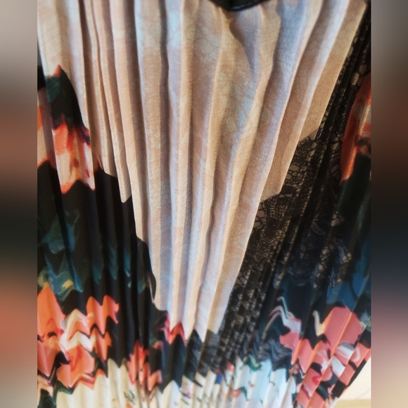 BNWT Guess Pleated Dress sz xs - Picture 5 of 6